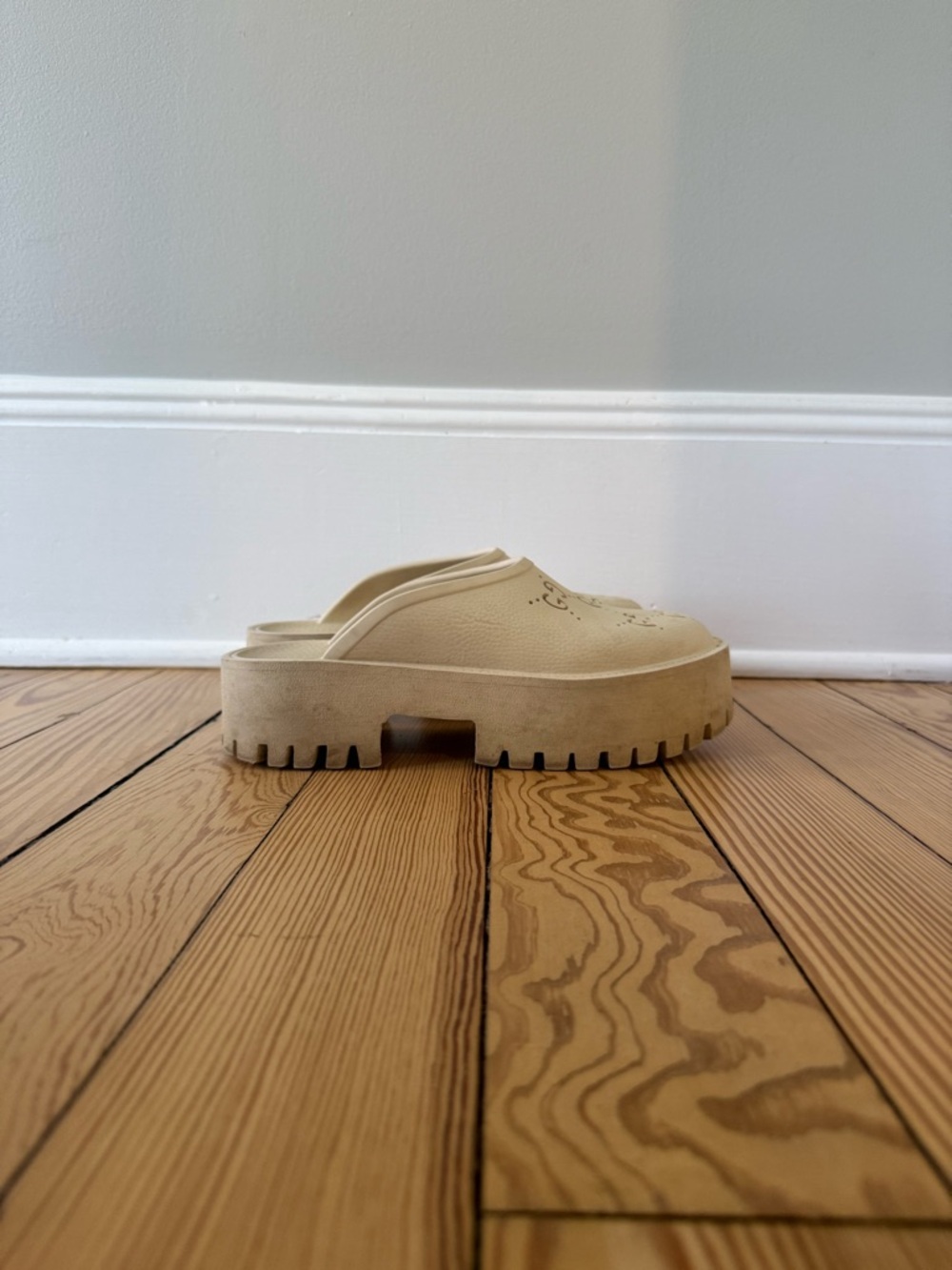 Gucci Cream Clogs - Picture 5 of 10